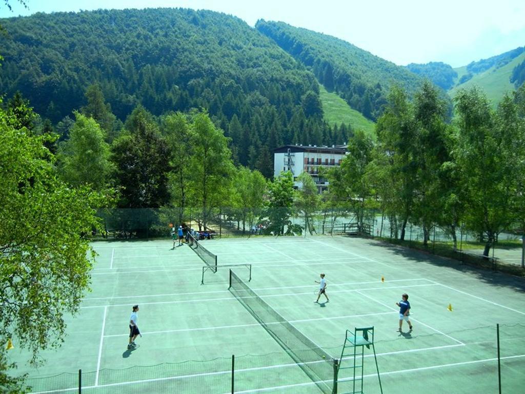 Sport & Family Hotel Bucaneve Брентонико Екстериор снимка