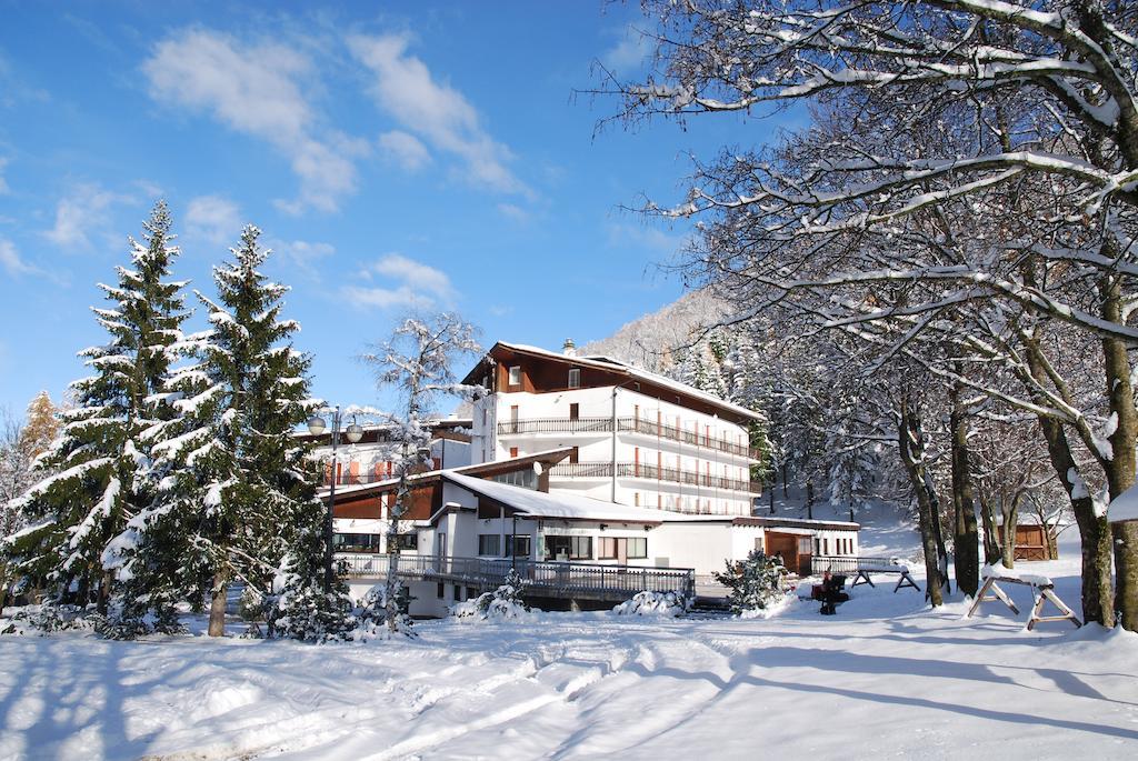 Sport & Family Hotel Bucaneve Брентонико Екстериор снимка