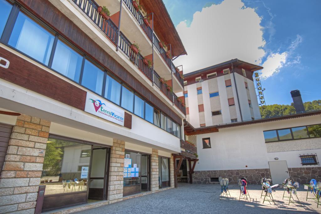 Sport & Family Hotel Bucaneve Брентонико Екстериор снимка